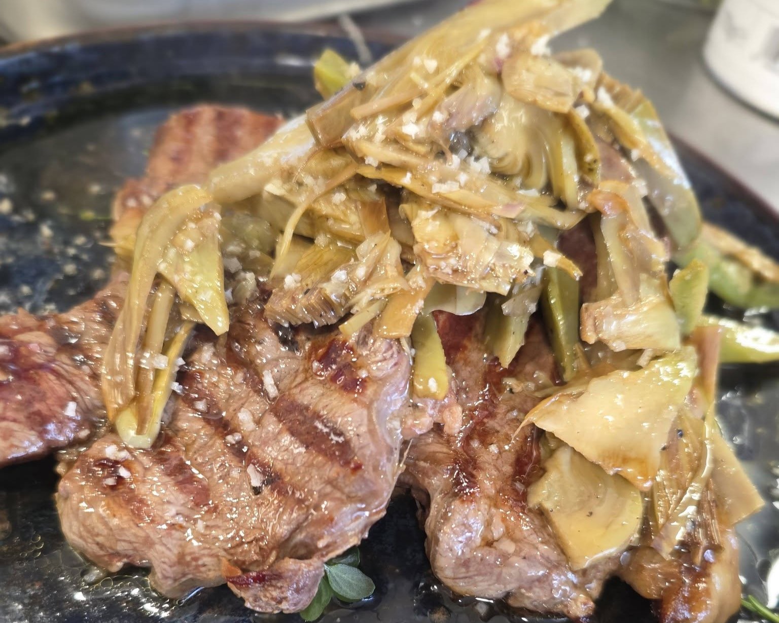 Piatto contemporaneo, presentazione moderna, freschezza visibile